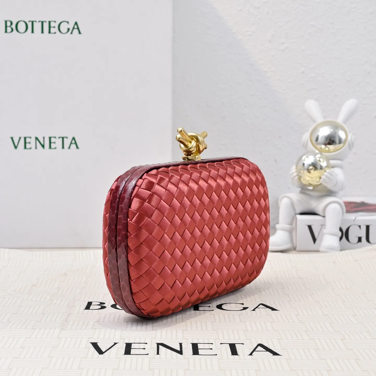 Batch 1460 #BV Knot woven evening bag series ~ Each bag reveals exquisite elegance💫Iconic classic silk weaving➕snake skin trimming with knot buckle, soft and delicate feel. The design is small and exquisite, low-key without logo, elegant and elegant. Paired with evening dress or cheongsam, it has the atmosphere of a famous and wealthy lady. Full of aura and invincible texture💃 Model: 7622 Dimensions: 20x12x5.5